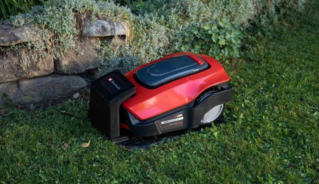 Robot koszący z czujnikiem deszczu